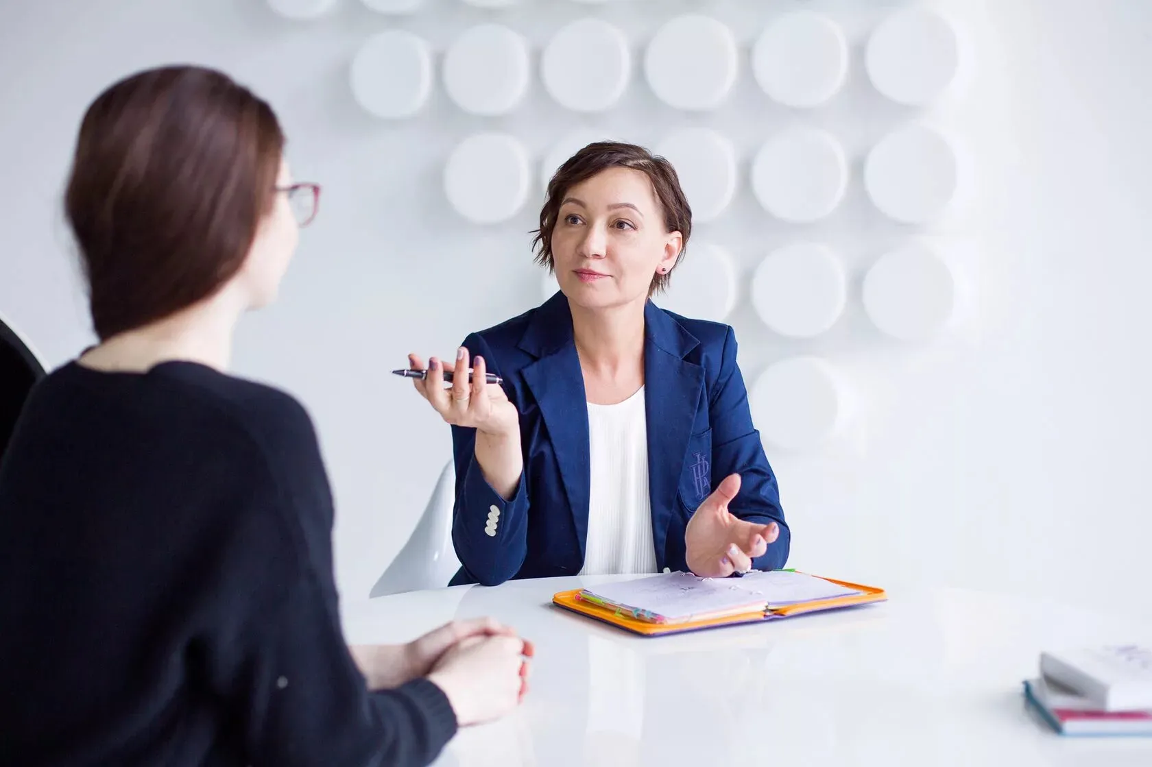 Fluchtplan überlagert auf einem Grundriss